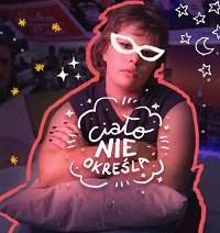 Obrazek nastolatka z założonymi rękami i napisem na środku "Ciało nie określa".