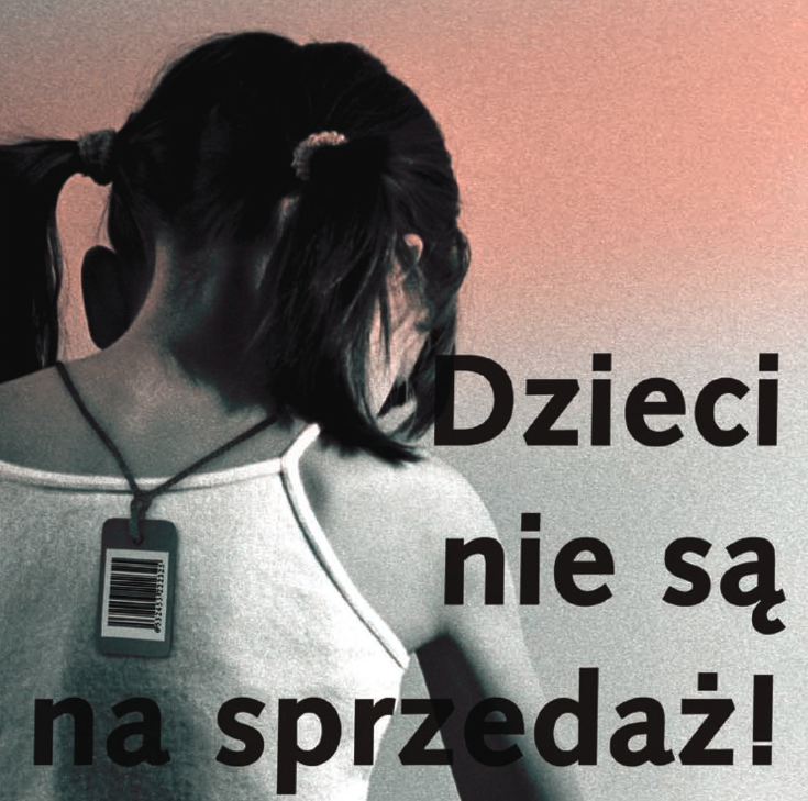 Kwadratowy obrazek z dziewczynką w kucykach, która odwrócona jest tyłem i ma na szyi zawieszkę z kodem kreskowym.