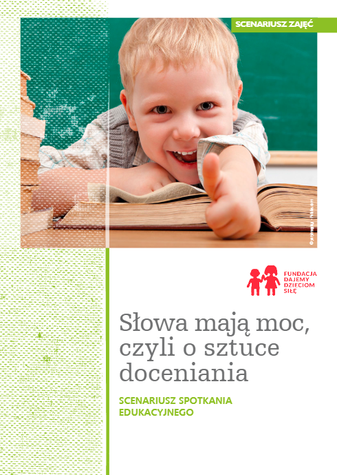 Prostokątna okładka scenariusza z uśmiechniętym chłopcem nad książką i z wyciągniętym w przód kciukiem w geście OK.