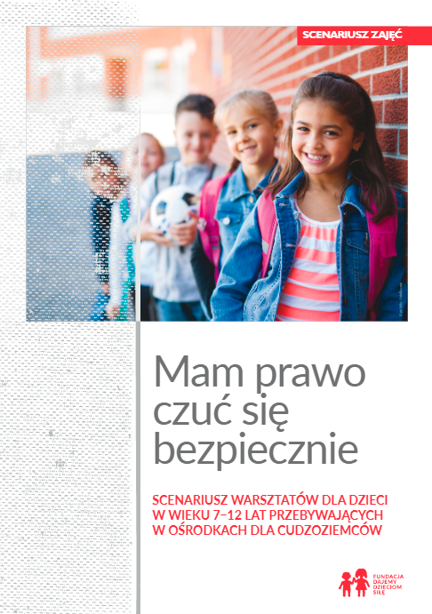Okładka ze zdjęciem uśmiechniętych dzieci stojących jedno za drugim pod ceglaną ścianą.