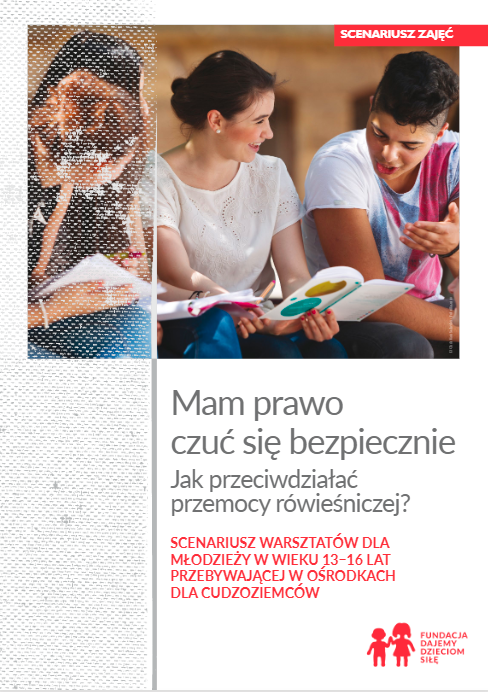 Okładka scenariusza ze zdjęciem u góry z siedzącą czwórką nastolatków nad książkami i notatkami.