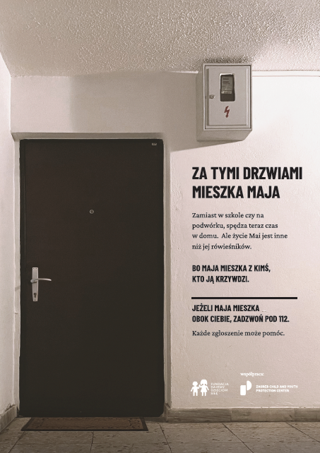 Pionowe zdjęcie fragmentu korytarza w bloku z drzwiami. Napis Za tymi drzwiami mieszka Maja. I numer telefonu alarmowego 112