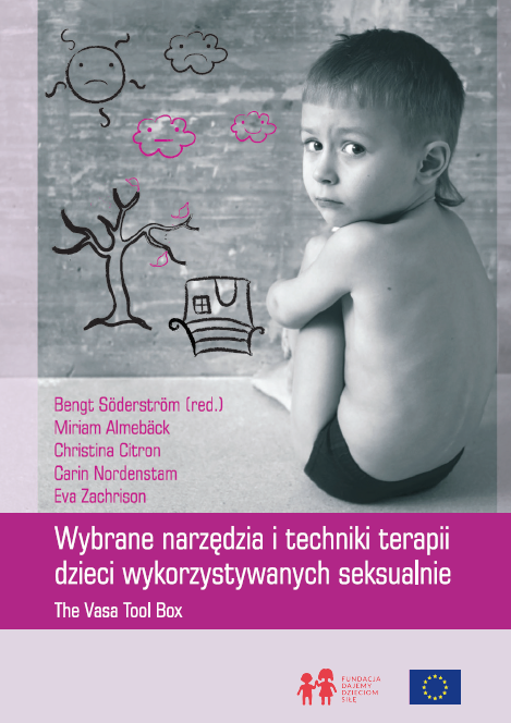Fioletowo szara okładki książki. W centrum chłopiec w majteczkach odwrócony plecami z odkręconą w naszą stronę smutną buzią.