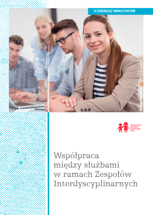 Okładka scenariusza warsztatów dla zespołów interdyscyplinarnych. Ze zdjęciem 4 osób, na przodzie uśmiechnięta młoda kobieta.