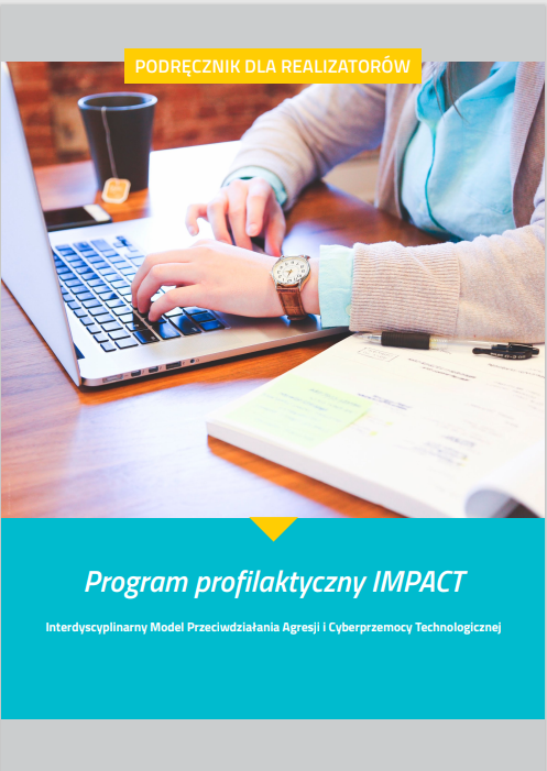 3/4 okładki zajmuje zdjęcie, na którym widać fragment kobiety siedzącej przy laptopie. Poniżej na jasnoniebieskim tle tytuł