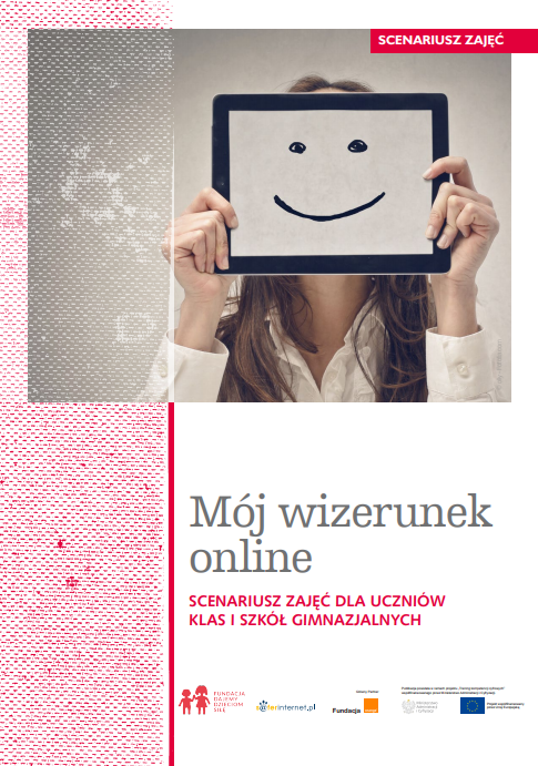 Okładka scenariusza. Połowę zajmuje zdjęcie dziewczyny ze schowaną twarzą za tabletem, na którym jest narysowany jest uśmiech