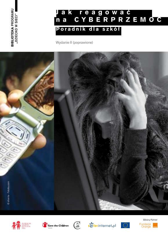 Połączone ze sobą w pionie fragmenty dwóch zdjęć. Z telefonem komórkowym ze zdjęciem na wyświetlaczu i załamaną nastolatką