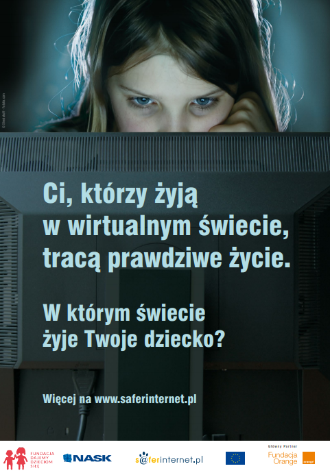 Plakat kampanii. Zdjęcie zza monitora. Przed nim wpatrzona w niego nastolatka. W którym świecie żyje Twoje dziecko?